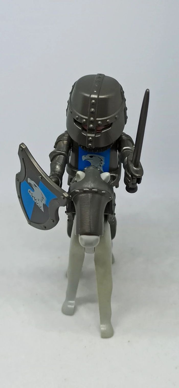 Homme chevalier motif aigle faucon sur cheval gris playmobil - photo numéro 2