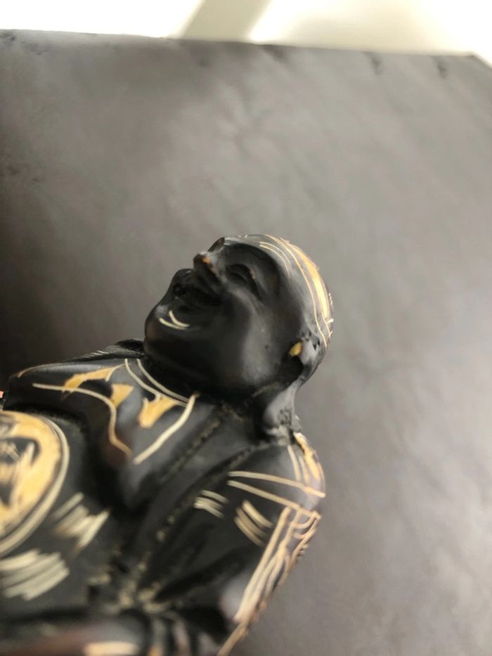 Petite figurine Bouddha rieur noir et doré en résine - photo numéro 4