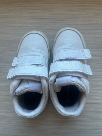 Baskets Adidas bébé taille 23 – blanches