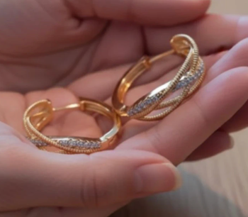 Créoles élégantes 25 mm plaquées or et zircons