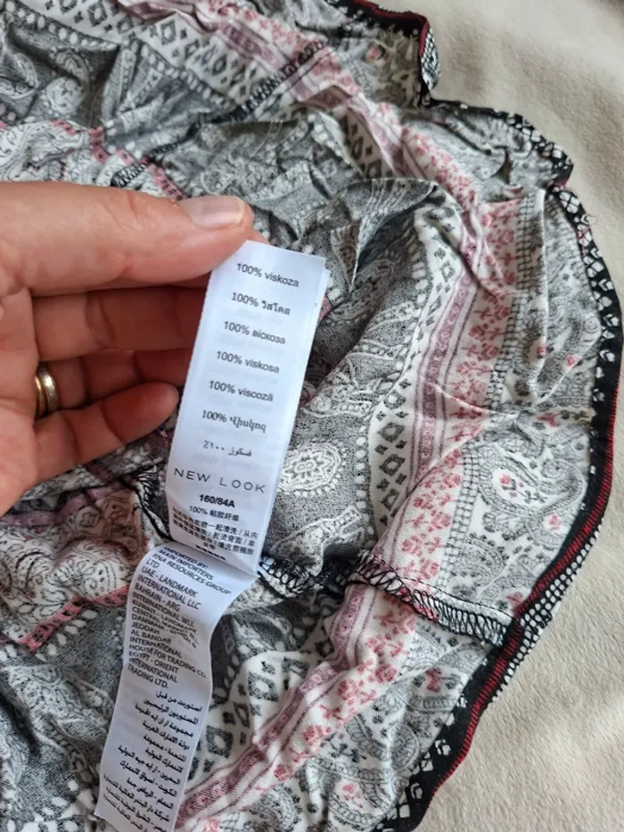 jupe fluide à motif, blanc, noir rouge, taille 36, marque New Look, en très bon état - photo numéro 4