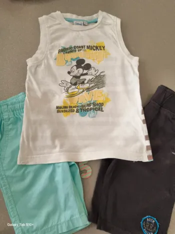 Lot 2 shorts et 1 t shirt Mickey