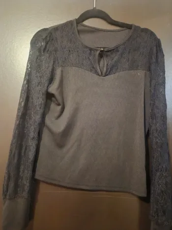 Pull noir avec manche en dentelle
