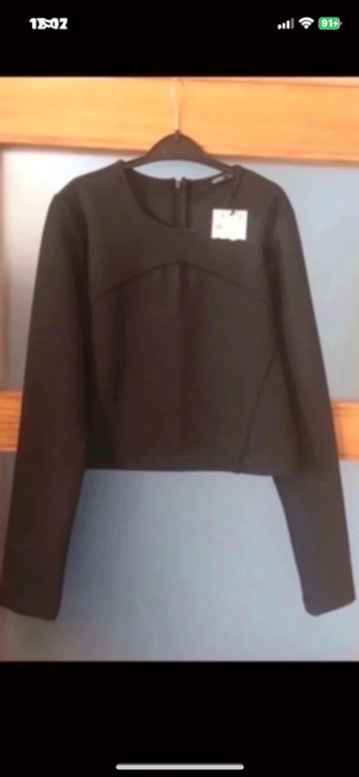 petit Haut noir tissu épais style Néoprène Zara taille xl