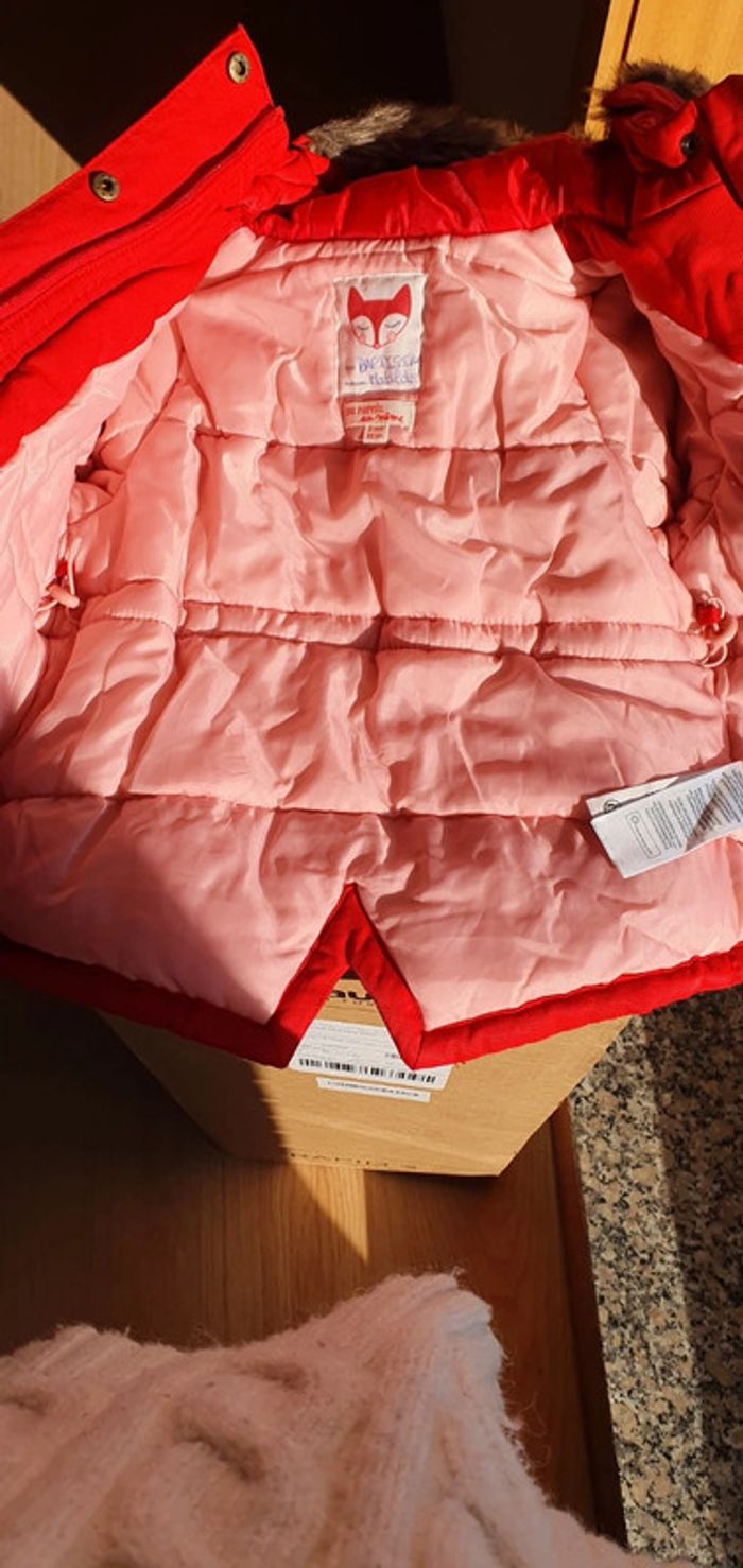 Kispo vermelho com 2 bolsos e pêlo removível no capucho - photo numéro 7