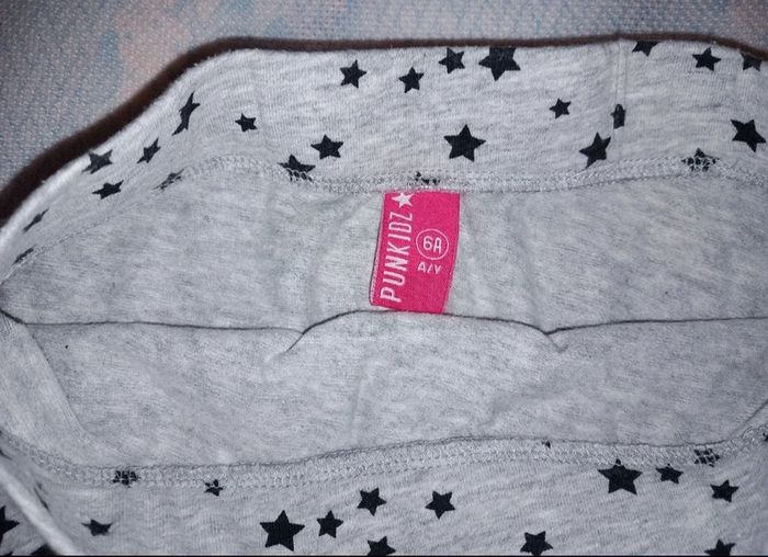 Jolie Jupette grise avec motifs étoiles noires 6ans - photo numéro 3