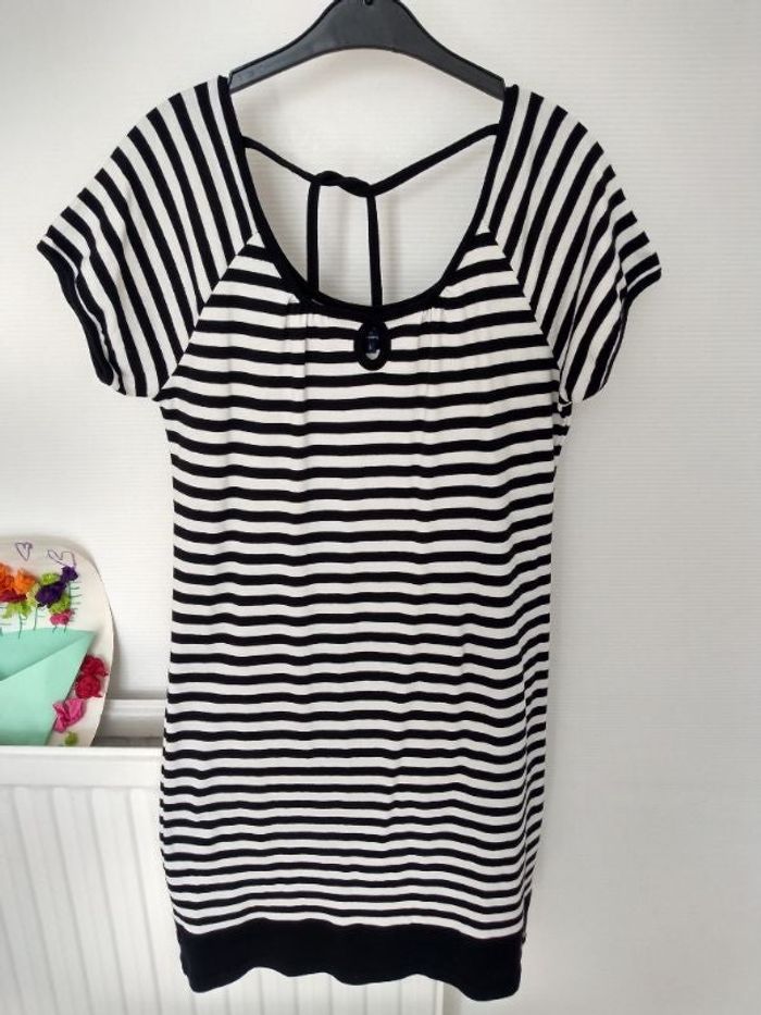 Robe noire et blanche