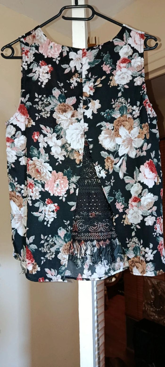 Thee shirt fleurie dentelle neuf - photo numéro 3