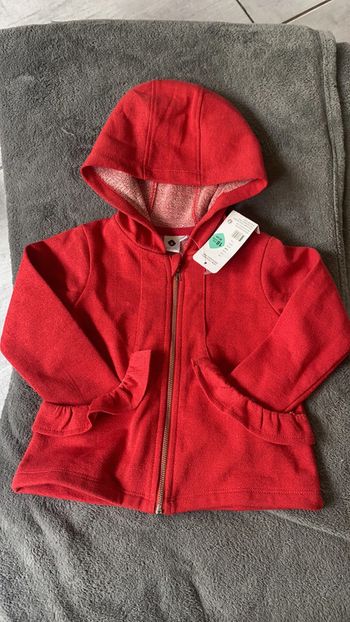 Veste à capuche rouge métallisé