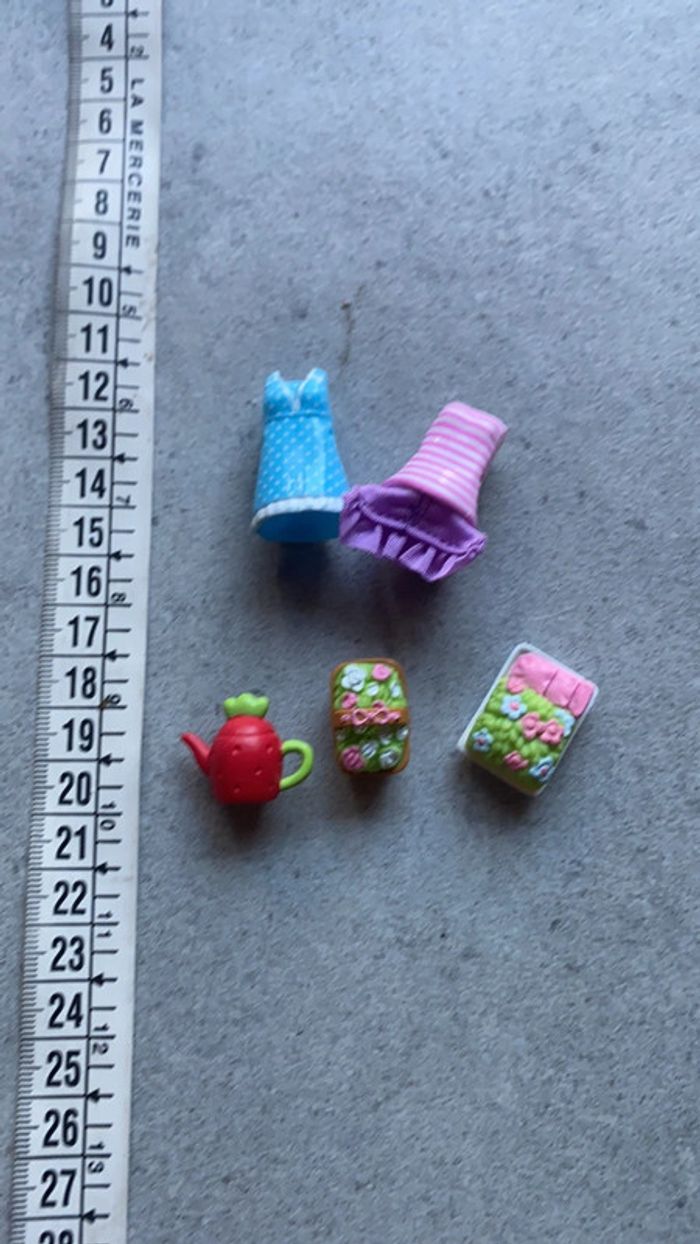 Lot accessoires jouet miniature pour mini poupée articulée