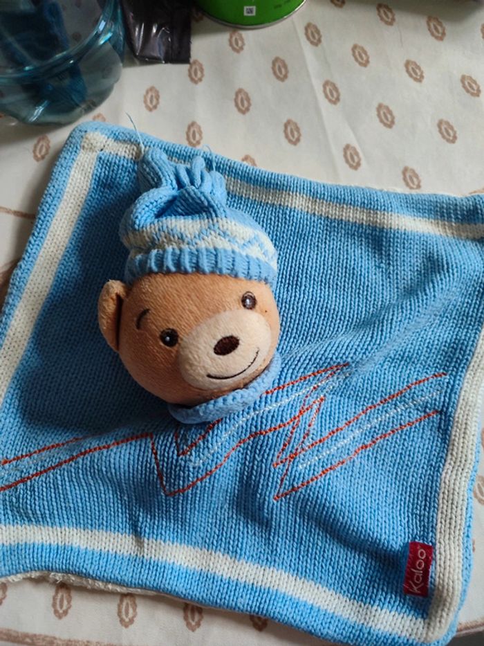Doudou ours kaloo tricot bleu
