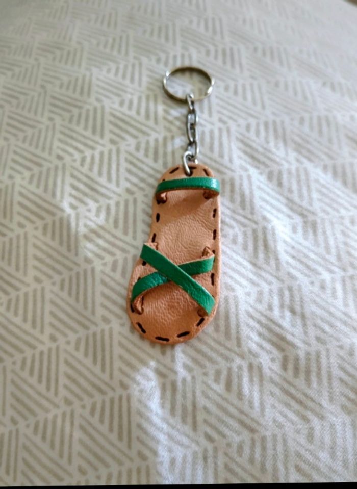 Porte-clés sandales en cuir