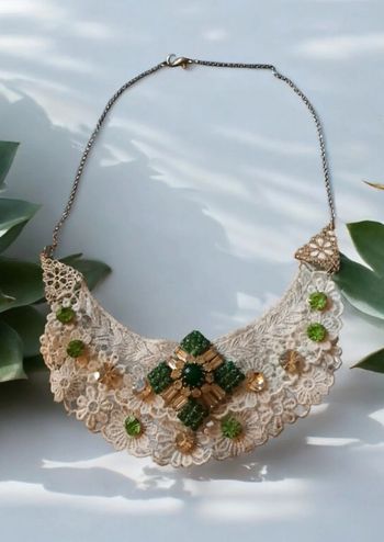 Collier plastron dentelle blanche avec strass