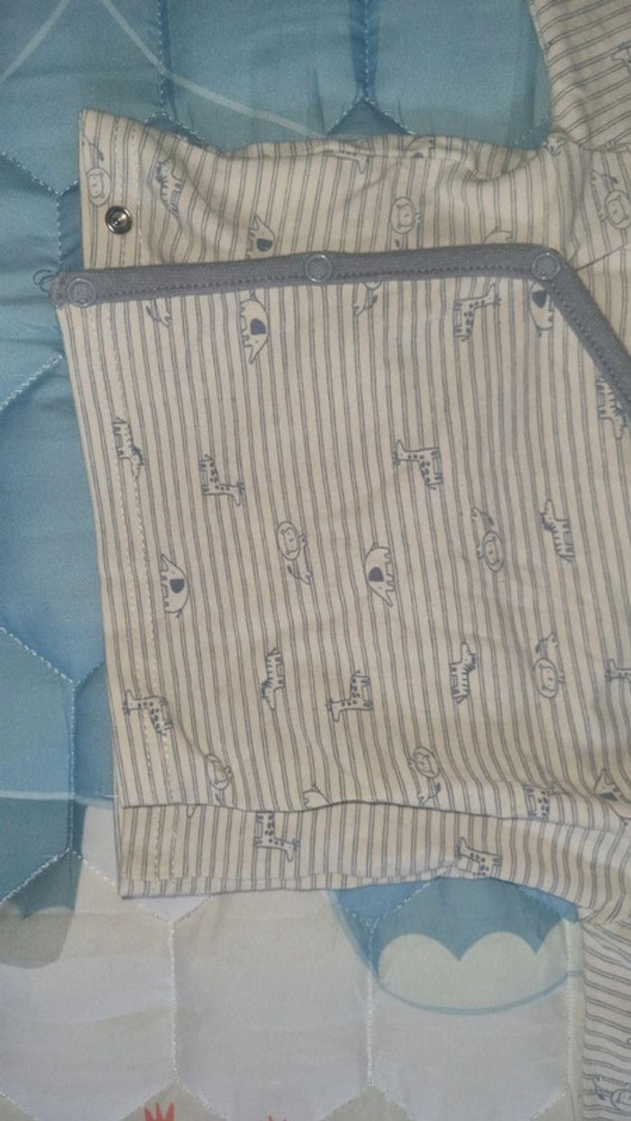 Tee-shirt manche longue 6 mois 68 cm en très bon état - photo numéro 4