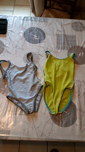 2 maillots  de bain arena 5 ans