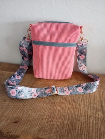 Sacoche rose anse réglable rose et grise fleurie 