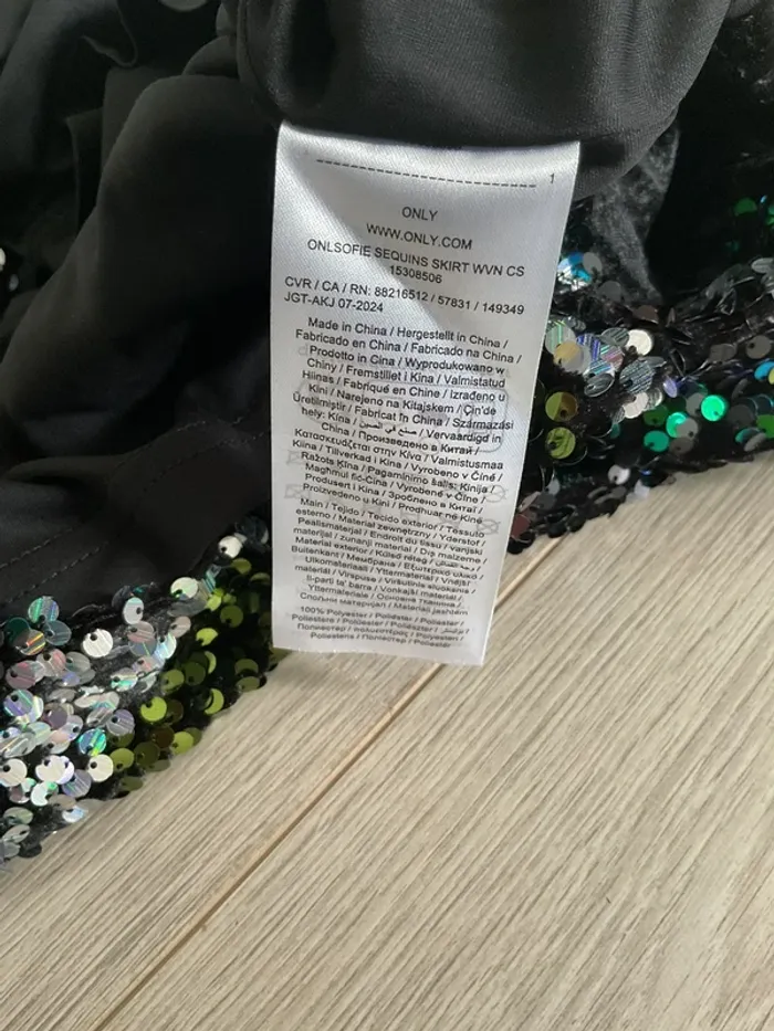 Jupe courte à sequins - photo numéro 8