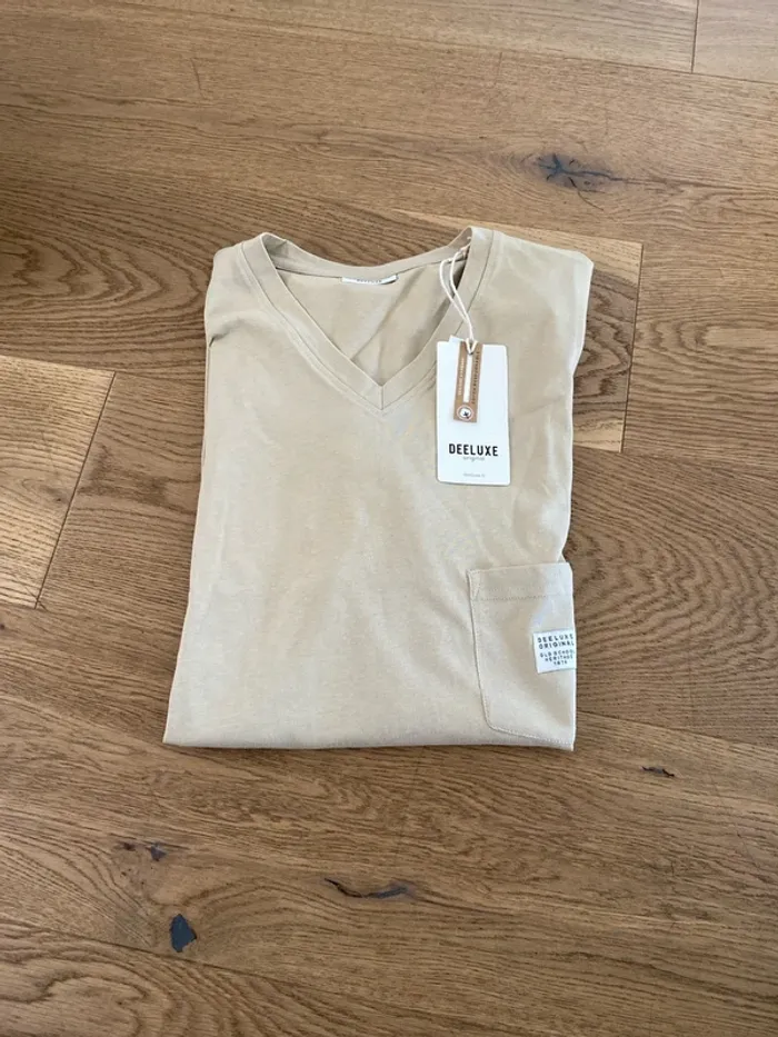 TEE shirt neuf - photo numéro 2