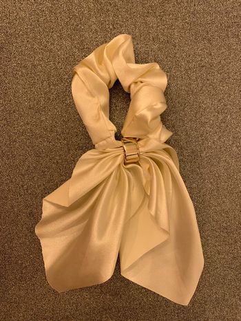 Chouchou à pans Adopt’ Tissu beige crème brillant effet soyeux  Bijou boucle