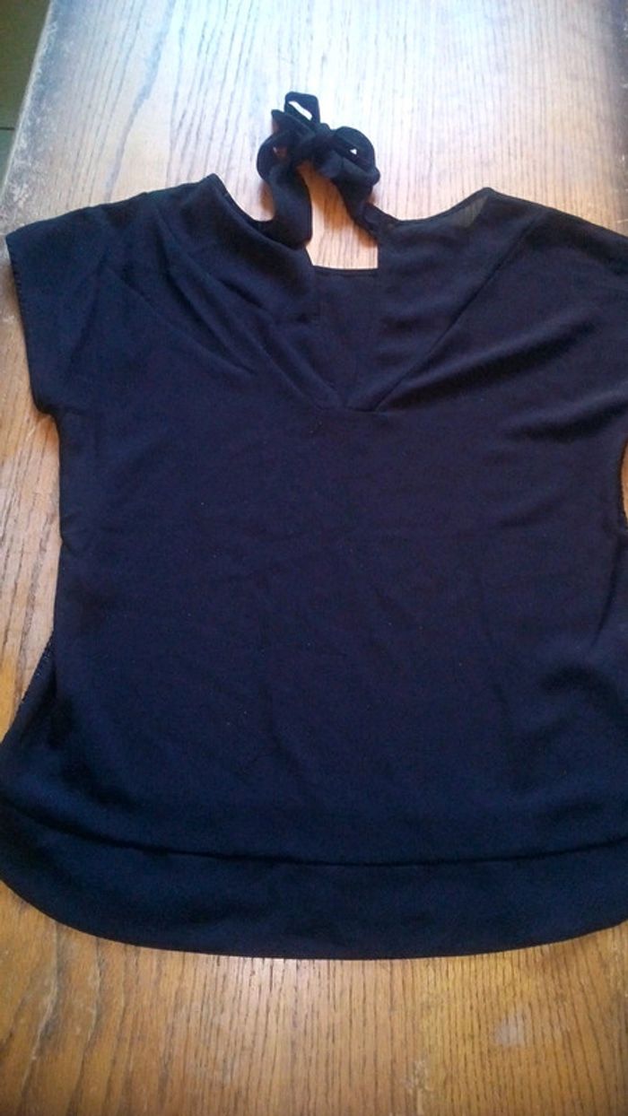 Haut noir avec noeud et décolleté dans le dos - photo numéro 3