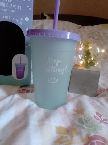 Un verre a paille changement de couleur