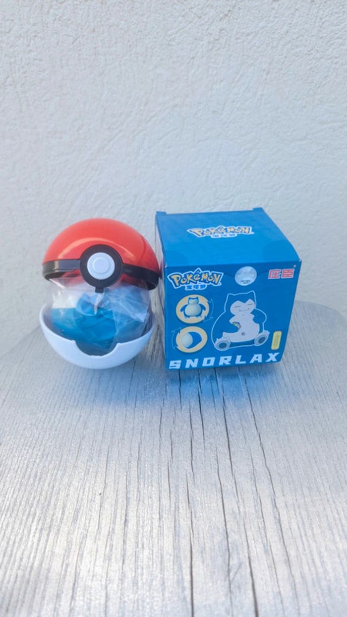 Figurine Pokémon Ronflex avec Pokéball