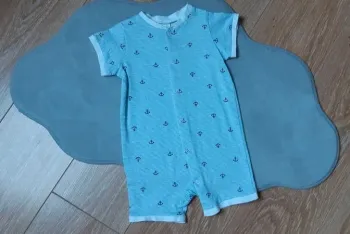 Combinaison courte / combishort h&m blanche rayée bleu clair motif marin 9/12 mois
