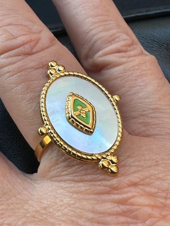 Bague réglable en acier inoxydable or médaille nacrée losange résine verte croix en fleur