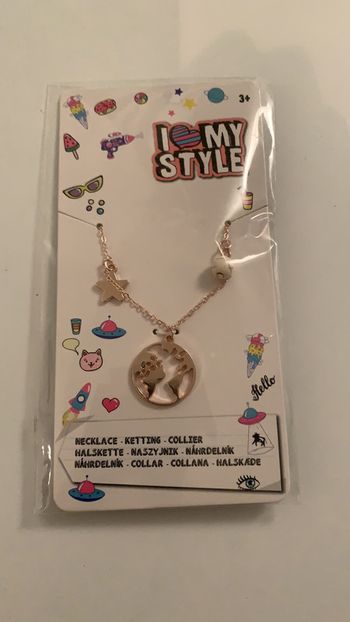 Collier fantaisie couleur doré.