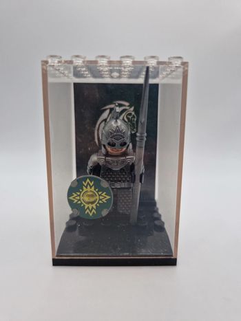 Figurine type lego guerrier du rohan seigneur des anneaux dans une vitrine individuelle avec fond