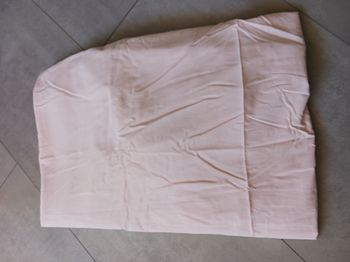 drap housse rose de 80 cm (un accroc dans le rabat)