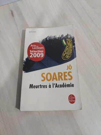 Livre poche meurtres à l'académie Jo Soares policier