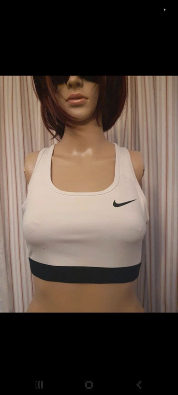Jolie Brassière de sport blanche Nike taille S - photo numéro 3