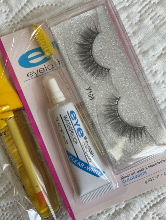 Faux cils + gloss + colle + goupillon jaune - photo numéro 2