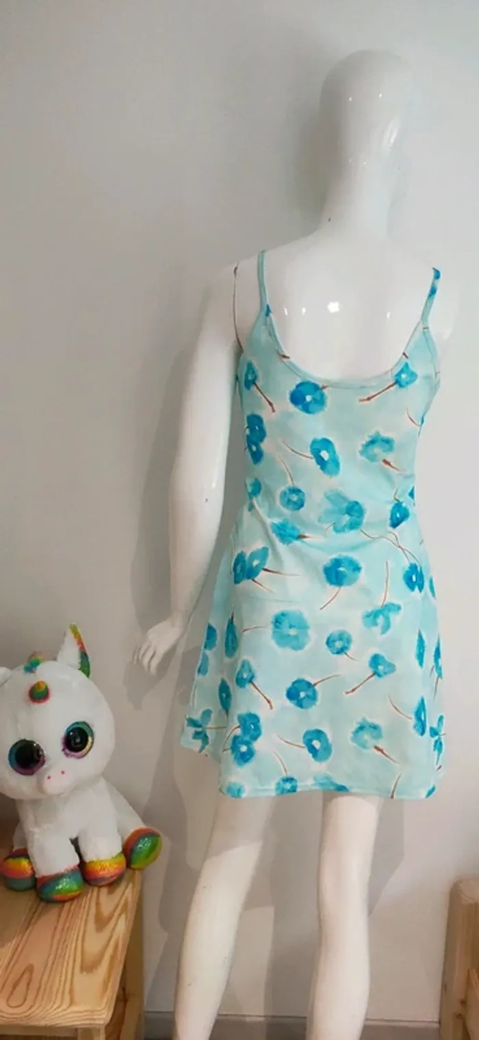 Petite robe d'été bleue, motif floral - photo numéro 3