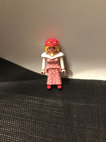 Playmobil figurine femme blonde avec filet a cheveux princesse robe rose motifs pois blancs