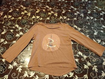 Tee-shirt manches longues marron imprimé Tour Eiffel