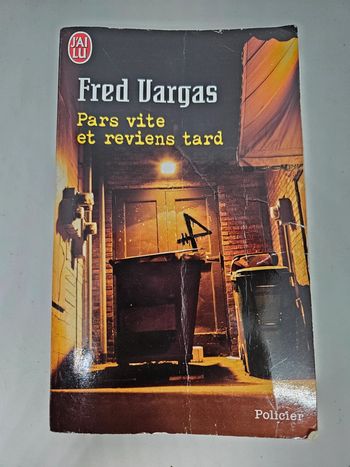 "Pars vite et reviens tard", de Fred Vargas.
J'ai lu.
352 pages. 
ISBN : 2.290.34931.3.