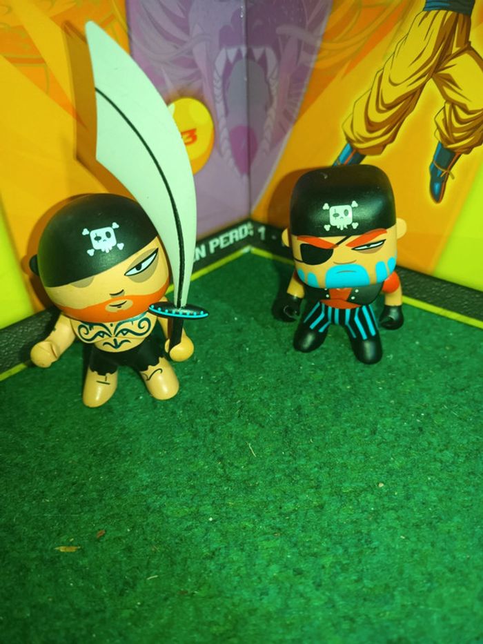 Lot de deux figurines pirates Djeco "2010"