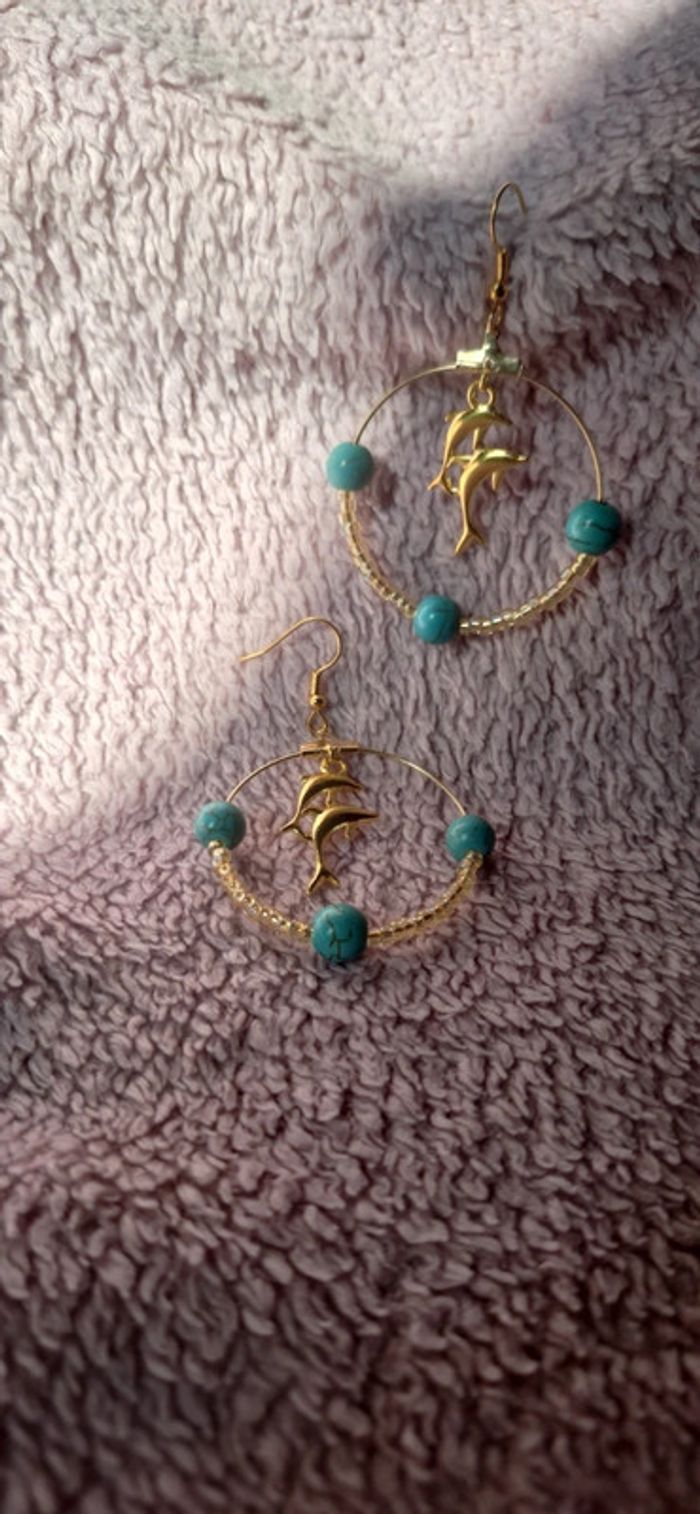 Boucles d'oreilles dorées avec dauphins et perles turquoise - photo numéro 6