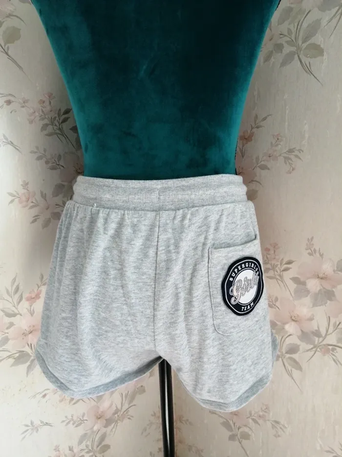 Short gris avec poche à l'arrière et écusson girls / undiz / (L) - photo numéro 4