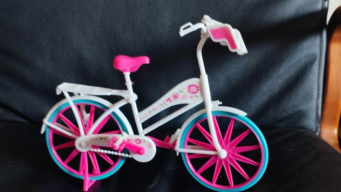 Beau vélo rose de jeux pour une barbie - photo numéro 2