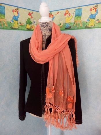 Faby27800 Echarpe femme orange motifs fleurs en relief et pompons -