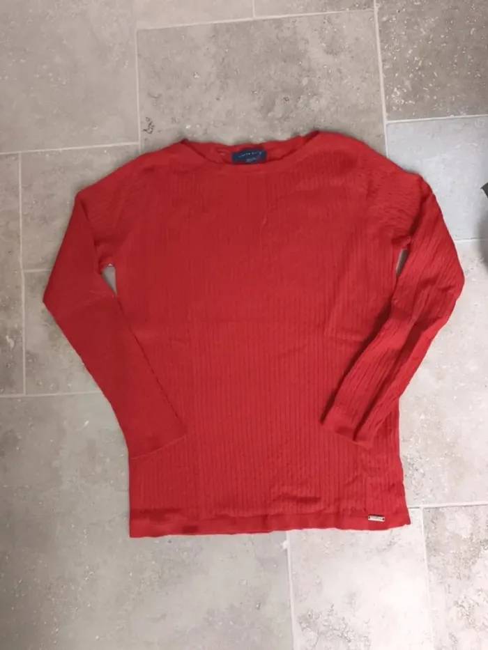 Joli pull Tommy Hilfiger taille L femme rouge, logo détaché et trou nuque