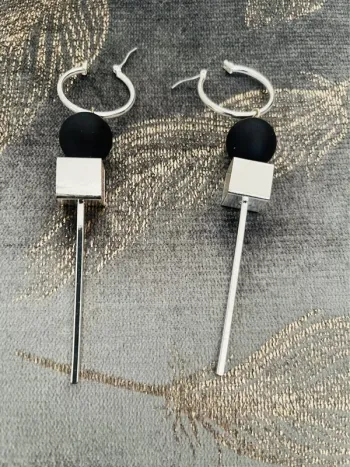 Boucles d’oreilles noires argentées