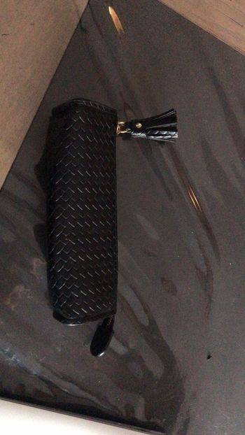 Trousse noire fermeture or avec pompom