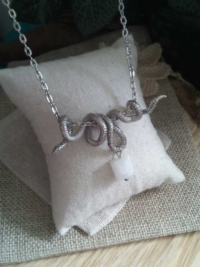 Collier serpent enroulé et pierre de lune