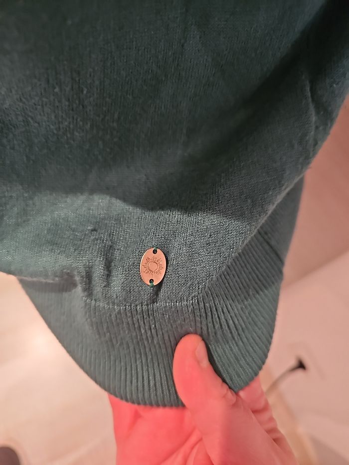 pull vert col v les tropeziennes liseré doré femme taille m - photo numéro 3