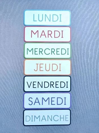 Pancartes des jours de la semaine en majuscule