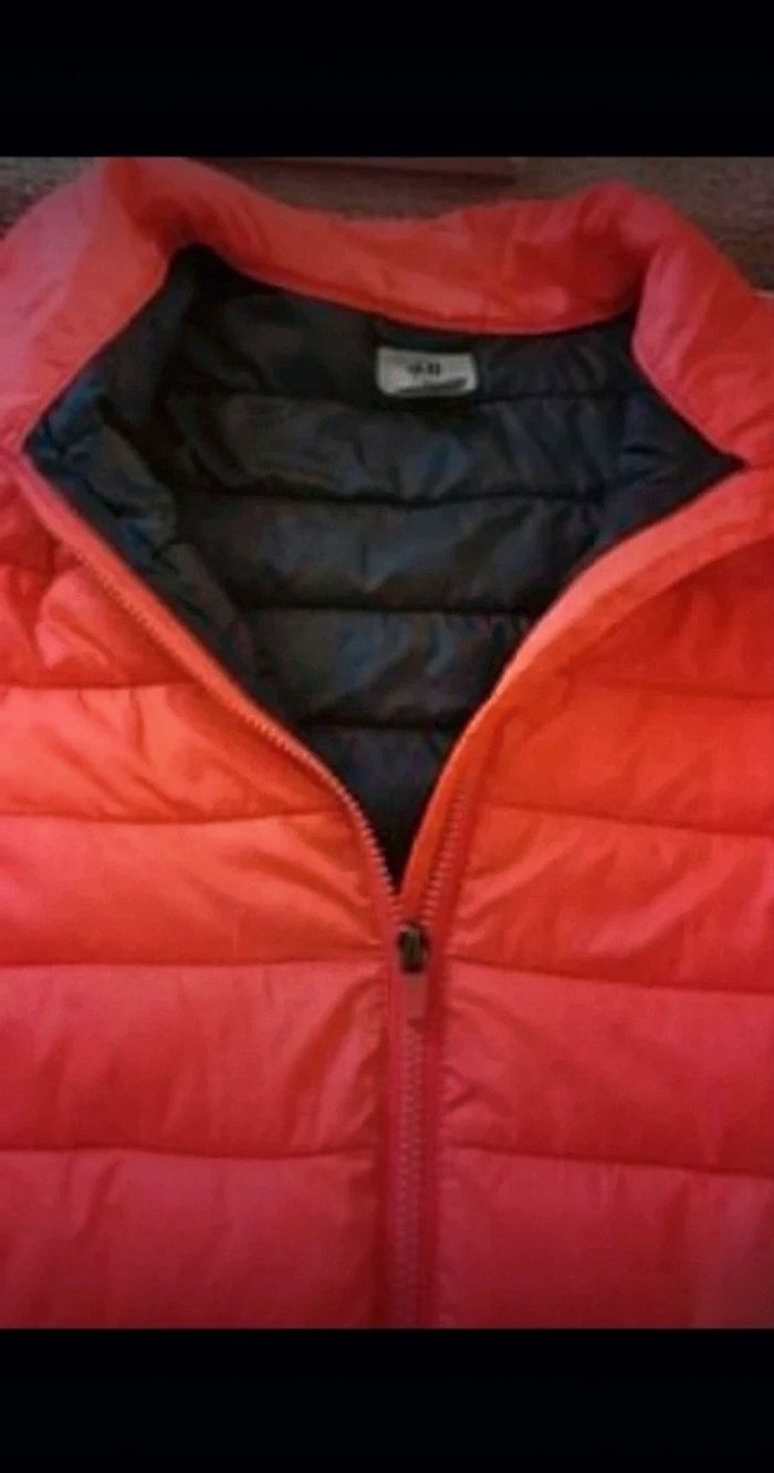 Veste imperméable "H&M" 6/7 ans en très bon état - photo numéro 2